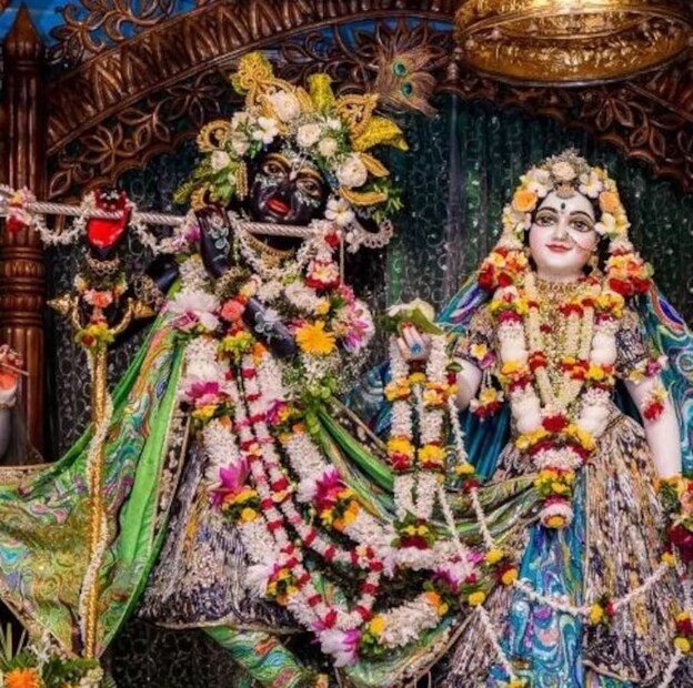 ধূপ প্রজ্বলন করে, প্রদীপের আরতি করে আরাধনা করা হয় শ্রীকৃষ্ণ এবং শ্রীরাধিকার৷ পালন করা হয় রীতি নীতি উপযুক্ত মন্ত্রপাঠের মধ্যে দিয়ে৷
