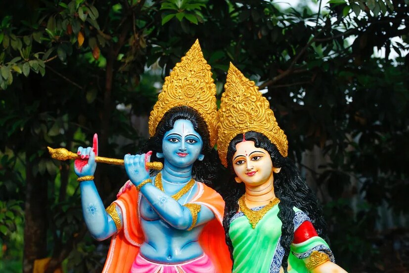রাধাষ্টমী তিথিতে ব্রতীরা ভোরে ঘুম থেকে উঠে স্নান সেরে পুজোর প্রস্তুতি শুরু করেন৷ নতুন বস্ত্র, পুষ্পে সাজানো হয় কৃষ্ণ ও শ্রীরাধিকার বিগ্রহ৷ ফলপ্রসাদ, নৈবেদ্য এবং ভোগ নিবেদন করা হয়৷