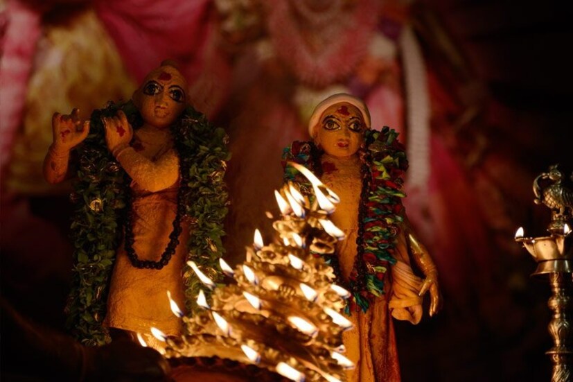 বাড়িতে রাধাকৃষ্ণের বিগ্রহ স্থাপন করা শুভ বলে মনে করা হয় এই তিথিতে। সেই বিগ্রহকে যথাবিধি নিয়ম মেনে পূজা অর্চনা করুন।