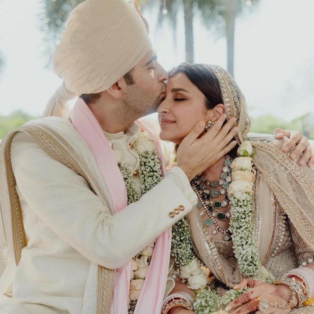 তবে বোনের বিয়েতে না থাকার কারণ নিয়ে এখনও মুখ খোলেননি প্রিয়াঙ্কা। শোনা গিয়েছিল হয়তো ভাসুর জো জোনাসের বিয়ে ভাঙার কারণেই হয়তো এই সময়টা শ্বশুরবাড়িকেই প্রাধান্য দিচ্ছেন অভিনেত্রী। তবে সূত্রের খবর, বোনের বিয়ের দিন একটি কনসার্টে দেখা গিয়েছে প্রিয়াঙ্কাকে। 
