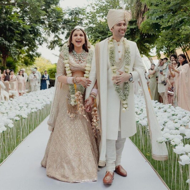 প্রিয়াঙ্কা মা জানালেন,‘‘ ও কাজ করছে, তাই খুব ব‍্যস্ত।’’ বিয়ের সাজে কেমন লাগছে পরিণীতিকে জিজ্ঞেস করায় মধু বলেন,‘‘এমনিতেই তো খুব সুন্দর, আরও সুন্দর দেখাচ্ছে’’। 