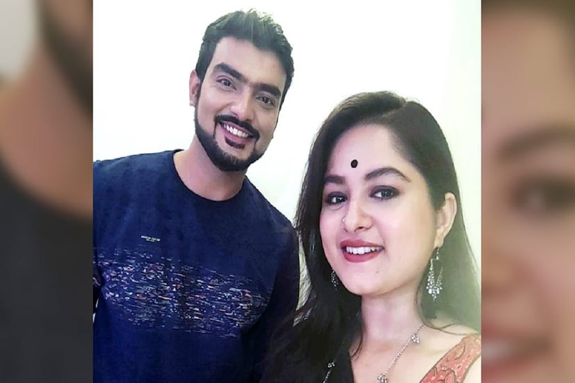 ২০২২-এর জানুয়ারি মাসেই চারহাত এক হয়েছিল যুগলের। প্রেমিক-প্রেমিকা আইনি বিয়ে করে সংসার শুরু করেছিলেন। পরিকল্পনা ছিল, গত বছরের শেষে অর্থাৎ ২০২২-এরই ডিসেম্বরে রীতি মেনে আনুষ্ঠানিক বিয়ে সারবেন তাঁরা। 