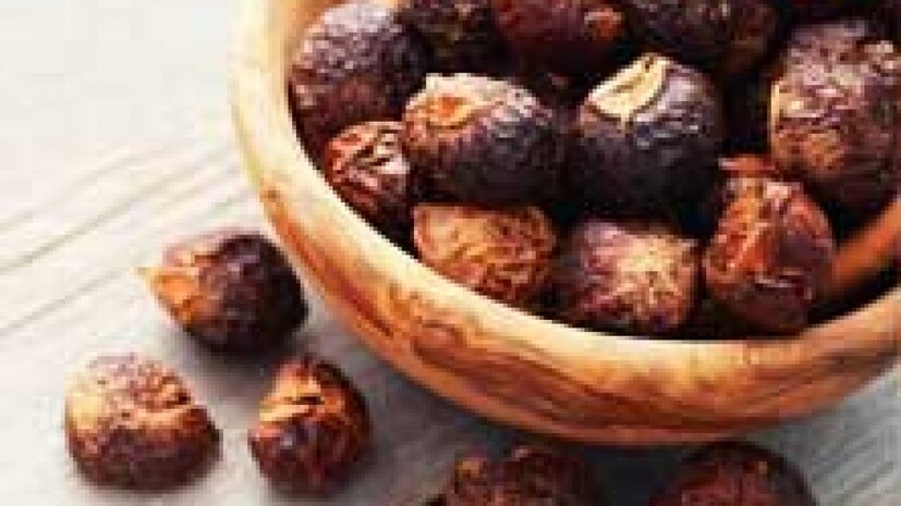 দীর্ঘ দিন নানা রাসায়নিক ব্যবহারে চুলের গোড়ায় নানা জিনিস জমতে থাকে। রিঠা ব্যবহারে সেগুলি দূর হয়। কোঁকড়া, ঢেউখেলানো বা স্ট্রেট-সব রকম চুলেই রিঠা ব্যবহার করা যায়। 