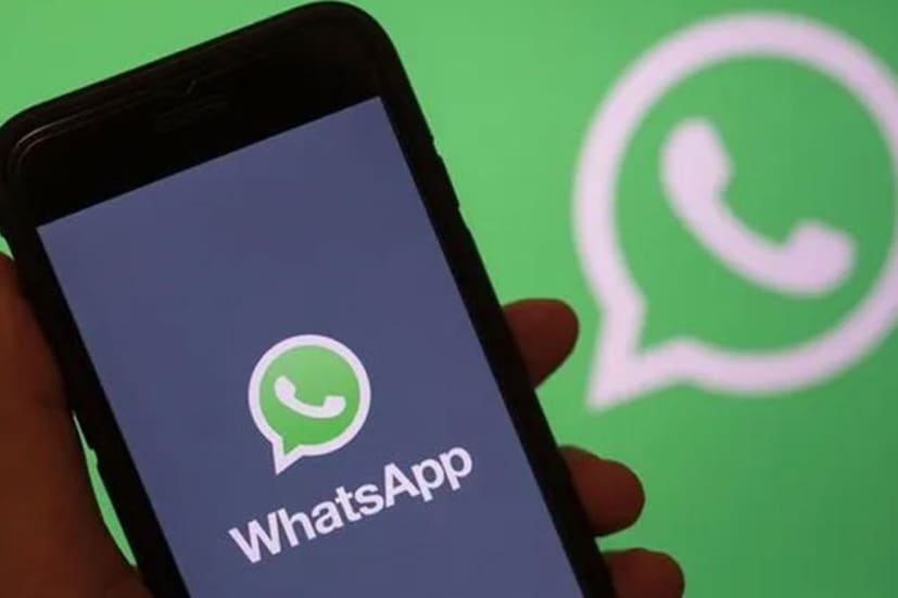 WhatsApp-এর কারণে আমাদের প্রায় সকলের জীবনই অনেক সহজ হয়ে গিয়েছে। কেউ একটি ছবি পাঠাতে, একটি ভিডিও পাঠাতে বা যে কোনও জায়গা থেকে কিছু শেয়ার করতে চাইলে সমস্ত কাজ অ্যাপটিতে শুধুমাত্র একটি ক্লিক করে করা যেতে পারে। কিন্তু, অনেকেই জানেন না যে, যদি সঠিক নিয়মে WhatsApp না ব্যবহার করা হয় তাহলে সেই অ্যাকাউন্ট ব্যান হয়ে যেতে পারে।