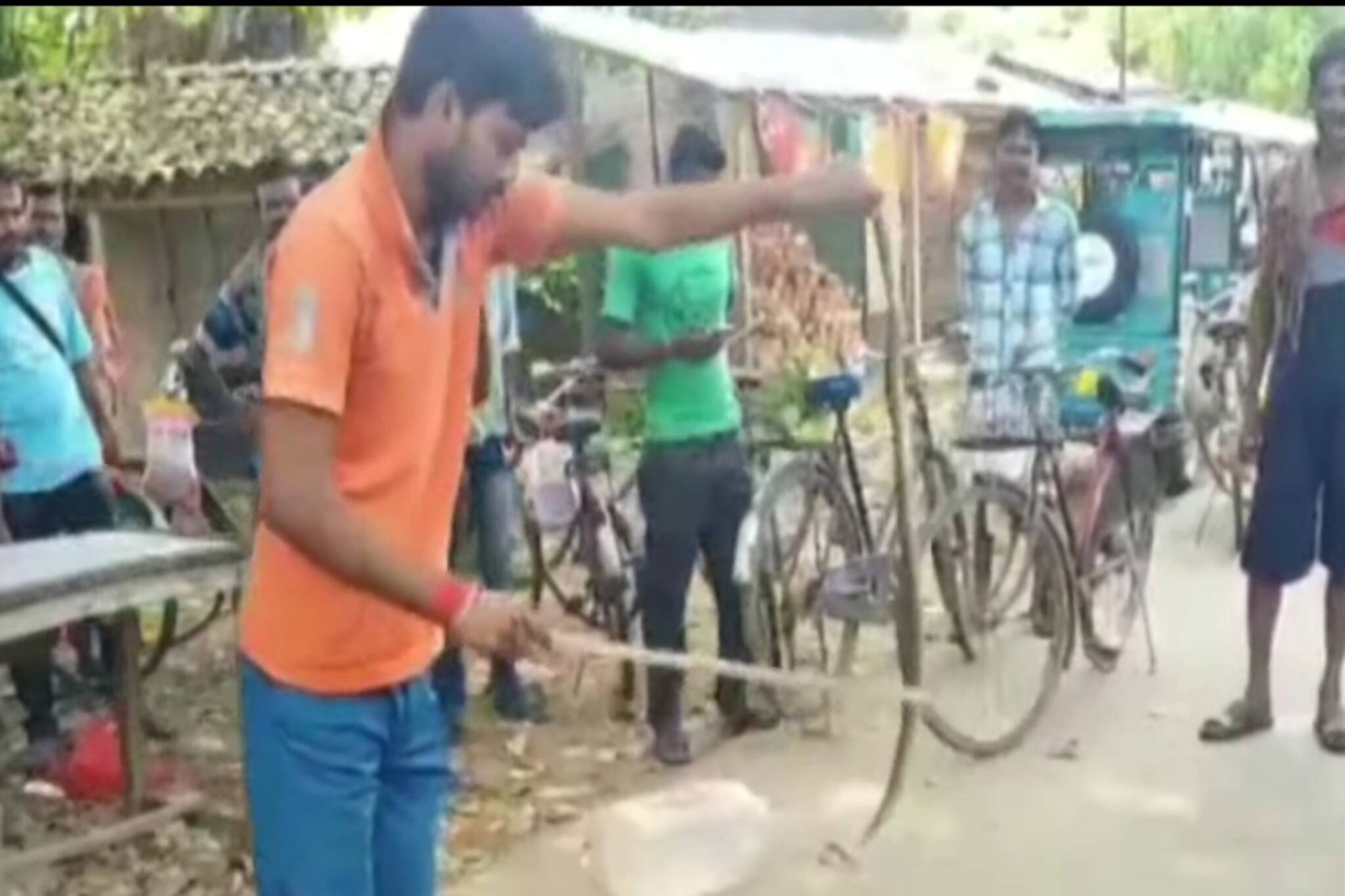 জনবহুল এলাকায় বিষধর সাপ, উদ্ধার করল পুশুপ্রেমী সুব্রত সাহা 