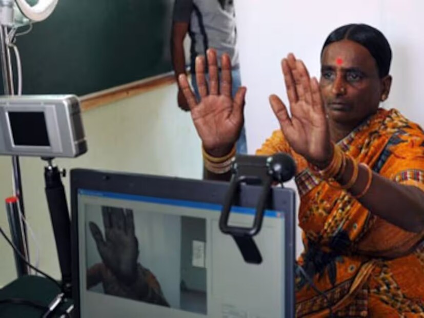 এখানে গ্রাহকরা কিছু বাড়িতে সতর্কতা অবলম্বন করতে পারেন।  বায়োমেট্রিক লকিং: আধার কার্ডে যাঁদের একটি নিবন্ধিত মোবাইল নম্বর রয়েছে তাঁরা গোপনীয়তা বাড়াতে তাঁদের বায়োমেট্রিক্স (আঙুলের ছাপ ইত্যাদি) লক করতে পারেন।