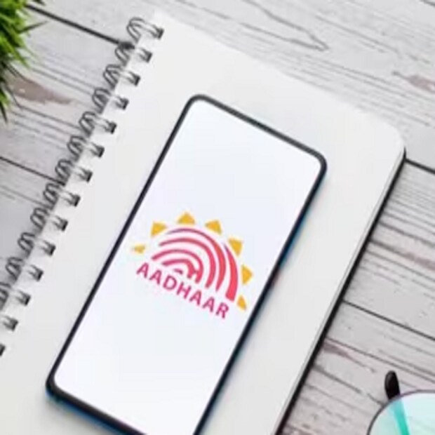 - প্রথমে যেতে হবে UIDAI-এর ওয়েবসাইটে - আধার নম্বর দিয়ে লগ ইন, ওটিপি দিয়ে, ক্যাপচা টাইপ করতে হবে - বেছে নিতে হবে Lock/Unlock Biometrics
