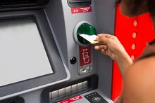 টাকা তুলতে গিয়ে আটকে গিয়েছে ATM Card! কী করবেন? সুরাহা না জানলে বড় সমস্যা