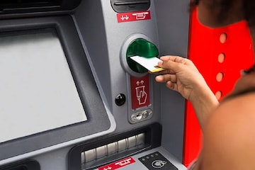 টাকা তুলতে গিয়ে আটকে গিয়েছে ATM Card! কী করবেন? সুরাহা না জানলে বড় সমস্যা