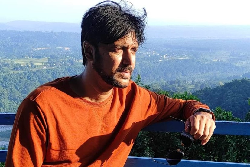 'অনুরাগের ছোঁয়া'র নায়ক সূর্যের কাকা অভিনেতা অভ্রজিৎ চক্রবর্তী বাবা হলেন। মেগায় তিনি কেবল কাকাই নয়, ছোট্ট সোনা-রুপার দাদুও বটে। সিরিয়ালে তাঁর চরিত্রের নাম প্রতীক সেনগুপ্ত। 