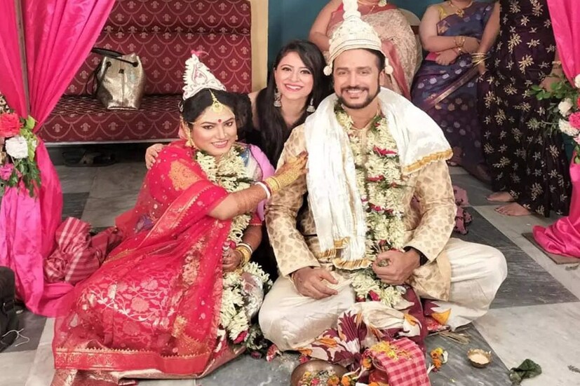 প্রসঙ্গত, গত বছর অগাস্টে তিনি রিনিকা সাহার সঙ্গে সাতপাকে বাঁধা পড়েন। তাঁর স্ত্রীও ইন্ড্রাস্ট্রির সঙ্গে যুক্ত। সহপরিচালক হিসেবে কাজ করেছেন তিনি ৬ বছরের প্রেমের সম্পর্ক ছিল তাঁদের। 