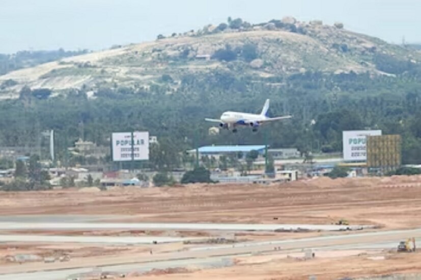  কেম্পেগৌড়া আন্তর্জাতিক বিমানবন্দর (Bengaluru Airport)- বেঙ্গালুরু শহরে রয়েছে কেম্পেগৌড়া আন্তর্জাতিক বিমানবন্দর। এখানে সমান্তরাল দু’টি রানওয়ে রয়েছে- উত্তর রানওয়ে ০৯এল/২৯আর এবং দক্ষিণ রানওয়ে হিসাবে ০৯আর/২৭এল। শেষেরটি সম্প্রতি ২০১৯ সালের ডিসেম্বর থেকে কাজ করছে। এই দু’টি রানওয়েই ৪,০০০ মিটার দীর্ঘ। শেখ উল আলম বিমানবন্দর- ভারতের শীর্ষ পাঁচটি দীর্ঘতম রানওয়ের এই তালিকায় পঞ্চমস্থানে থাকবে শ্রীনগর শেখ উল আলম বিমানবন্দরের রানওয়ে ১৩/৩১। এটি ৩,৬৮৫ মিটার দীর্ঘ। ২০১১ সালের ফেব্রুয়ারি থেকে এখানে ইনস্ট্রুমেন্ট ল্যান্ডিং সিস্টেম পরিচালনা করা হয়।