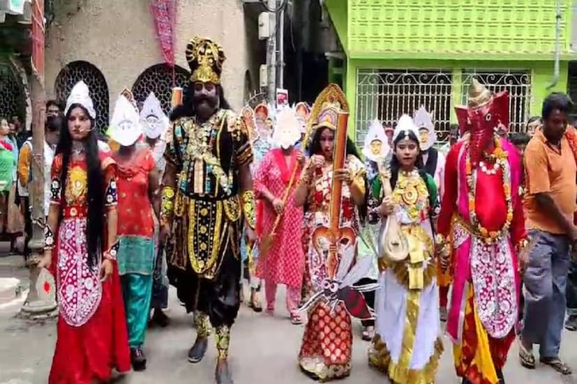 সেই উদ্দেশ্যেই মা এবার কিছুদিন আগেই মর্ত্যে এসে তার সন্তানদের রক্ষার্থে বাড়ি বাড়ি নিজে গিয়ে মশা মারার তেল ও ব্লিচিং তুলে দেয়। এদিন এর পাশাপাশি ওয়ার্ড জুড়ে অঞ্চলে ডেঙ্গু অভিযান। পুরসভার ডেঙ্গু কর্মীরা থেকে শুরু করে এলাকা পরিষ্কার পরিচ্ছন্ন রাখা কর্মীরা সকলেই মায়ের সঙ্গে সঙ্গে মশা অসুর যাতে তাদের অঞ্চলে বিষ ফোঁটাতে না পারে তার জন্য অভিযান চালায়। Input-  Anup Chakraborty