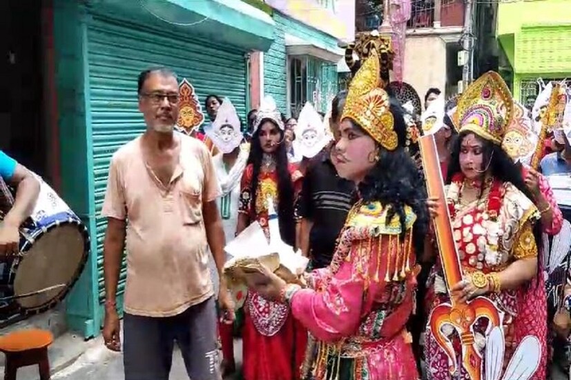 প্রসঙ্গত, দক্ষিণ দমদম পৌর এলাকায় লাফিয়ে লাফিয়ে বাড়ছে ডেঙ্গি আক্রান্তের সংখ্যা। ইতিমধ্যেই পৌর এলাকার ৬ নাগরিকের মৃত্যু পর্যন্ত হয়েছে ডেঙ্গি উপসর্গ নিয়ে।  এমতাবস্থায় ডেঙ্গি রোধে এই অভিনব উদ্যোগ নিলেন কাউন্সিলর দেবাশিষ বন্দ্যোপাধ্যায়। তার উদ্যোগে এদিন সকালে দক্ষিণ দমদম পৌর এলাকার ১৫ নং ওয়ার্ডের হরকালী, দাগা কলোনি সহ বিস্তৃন অঞ্চলে বাড়ি বাড়ি পৌঁছে মশা মারার তেল ও ব্লিচিং পৌঁছে দেওয়া হয়।