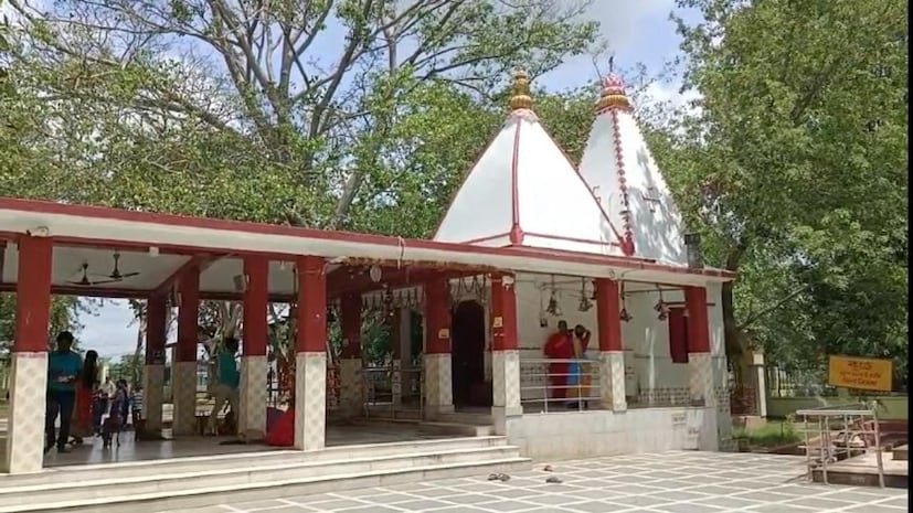  ভ্রমণপিপাসু মানুষেরা শান্তিনিকেতন বেড়াতে গেছেন অথচ কঙ্কালীতলা যাননি এমন সংখ্যা খুব কম মিলবে। এই কঙ্কালীতলা সতীপীঠ। প্রাচীনকালে এই জায়গাটি কাঞ্চি নামে প্রসিদ্ধ ছিল।(লেখা ও ছবি:সৌভিক রায়)  