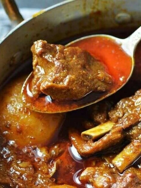 শুধু তো পুজো পার্বণ নয়, রবিবার বা যে কোনও ছুটির দিনেই বাড়িতে মাংস রান্না না হলে অনেকেরই ঠিক ভাল লাগে না। খাসির মাংস চাই-ই চাই। আর বাড়িতে অতিথি এলে তো কথাই নেই।