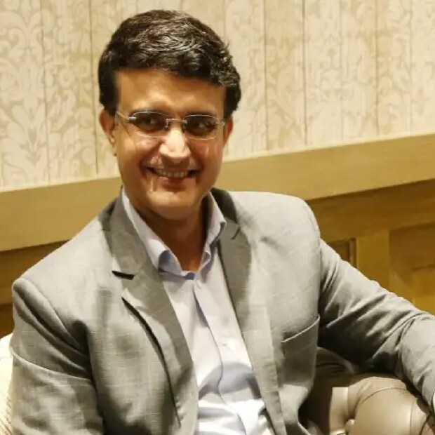 সৌরভের বায়োপিকে রণবীর কাপুর, হৃতিক রোশন থেকে রণবীর সিং-এর নাম উঠে এসেছিল। তবে তাঁদের তিনজনের কেউই দাদার বায়োপিকে অভিনয় করছেন না বলে খবর।