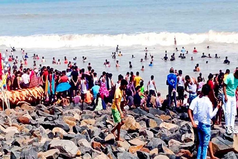 দিঘা: চলতি সপ্তাহের শেষেও বৃষ্টির ছাড় নেই দিঘা সহ পূর্ব মেদিনীপুর জেলায়। দিঘা সহ জেলায় ভারী বৃষ্টির সম্ভাবনা। বঙ্গোপসাগরের সৃষ্টি হওয়া নিম্ন চাপের কারনে চলতি সপ্তাহের প্রথম থেকেই জেলায় বৃষ্টি শুরু হয়েছে। বৃষ্টির কারণে কমেছে তাপমাত্রা। দিঘা সহ পূর্ব মেদিনীপুর জেলায় ভারী বৃষ্টির পূর্বাভাস দিল হাওয়া অফিস। হাওয়া অফিসের রিপোর্ট অনুযায়ী এখনই আবহাওয়ার বদল নয়। 