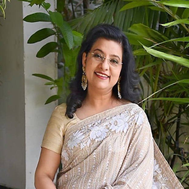 পাশের বাড়ির মেয়ের সঙ্গে প্রেম। তার পর দুই বাড়ির মত-অমতের এপিসোড। সবটাই যেন সৌরভ-ডোনার এই গল্পকে আলাদা মাত্রা দিয়েছে।