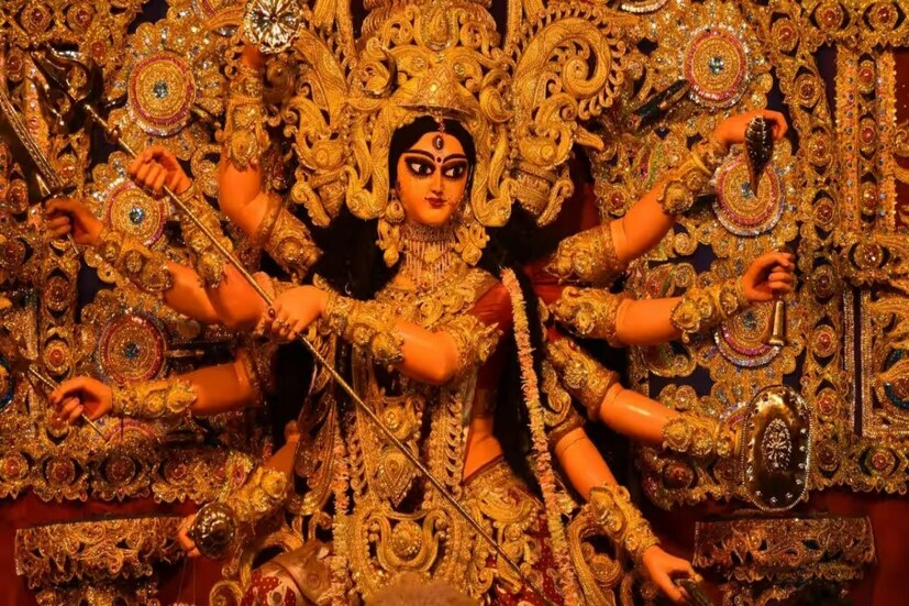 পুজোর বাকি হাতে গোনা কয়েক দিন। আগামী ২০ অক্টোবর মহাষষ্ঠী। এখন জোরকদমে চলছে পুজোর কেনাকাটা। পুজোয় নতুন জামা কাপড় কেনার আগে কোন রঙের পোশাক আপনার জন্য শুভ হবে, সেটাও খেয়াল রাখা জরুরি। 