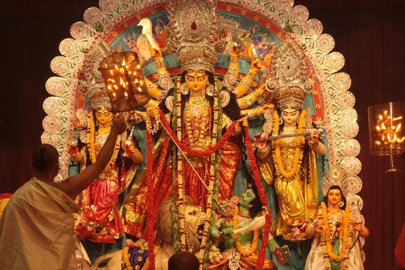 পুজোর বাকি হাতে গোনা আর কয়েক দিন। এখন পুজোর আগেই পুজো পরিক্রমার পরিকল্পনা শুরু হয়ে গিয়েছে বাঙালির। একদিন উত্তর তো একদিন দক্ষিণ।