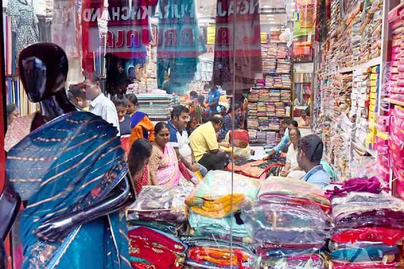 এমন পোশাক বাজারে বিক্রি করলেও বিক্রেতাকে কিন্তু পড়তে হতে পারে চূড়ান্ত সমস্যা। নামি ব্রান্ডের ট্যাগ ব্যবহার করে ক্রেতাদের নকল পোশাক বিক্রি করলে তা একপ্রকার প্রতারণা হিসাবেই গণ্য করা হয়। আর তাই এদিন নামি কোম্পানির নাম ব্যবহার করে নকল কাপড় বিক্রি করার অভিযোগে বারাসাত চাঁপাডালি মোড়ের একটি দোকানে আচমকা হানা দিল ডিস্ট্রিক্ট এনফোর্সমেন্ট ব্রাঞ্চের আধিকারিকরা। 