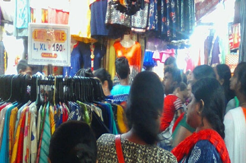 কোম্পানির তরফ থেকে অভিযোগ পাওয়ার পরই এনফোর্সমেন্ট ব্রাঞ্চের আধিকারিকরা বারাসাত থানার পুলিশকে সঙ্গে নিয়ে ওই দোকানে পৌঁছন এবং তল্লাশি অভিযান চালিয়ে প্রচুর অবৈধ (ধরে নেওয়া হচ্ছে নকল) কাপড় উদ্ধার করেন। 