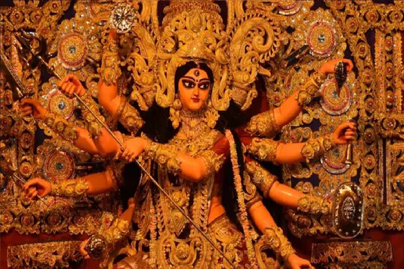Durga Puja Dates: চলে এল পুজো। আর এক মাসও বাকি নেই বাঙালির সেরা উৎসবের। আর এই দুর্গাপুজো মানেই তার রেশ চলবে লক্ষ্মীপুজো, ভাইফোঁটা, কালীপুজো পর্যন্ত। চলতি বছর ২০২৩-এ তো সব প্ল্যানিং করে ফেলেছেন ইতিমধ্যে।
