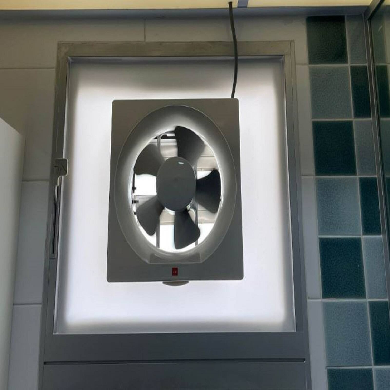 বাথরুম হয়ে থাকে স্যাঁতসেঁতে, স্নান করে বেরনোর পর বাষ্পে ভরা, দুর্গন্ধও