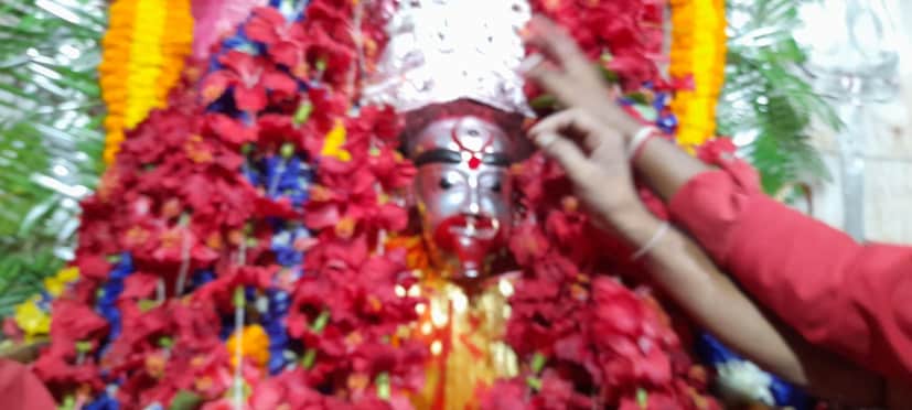 অন্যদিকে তারাপীঠ মন্দিরের পাশে অবস্থিত জীবিত কুন্ডু ঘাটে একজন কাটা শোল মাছ ধুতে গেলে ওই কাটা শোল মাছ পুনরায় জীবিত হয়ে জলের গভীরে চলে যায়। 