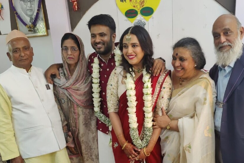 কেউ কেউ আবার প্রশ্ন করছেন, বিয়ের আগেই কি তবে অন্তঃসত্ত্বা হয়ে পড়েন স্বরা? সেই কারণেই সাত তাড়াতাড়ি বিয়ে করে বসেন স্বরা?