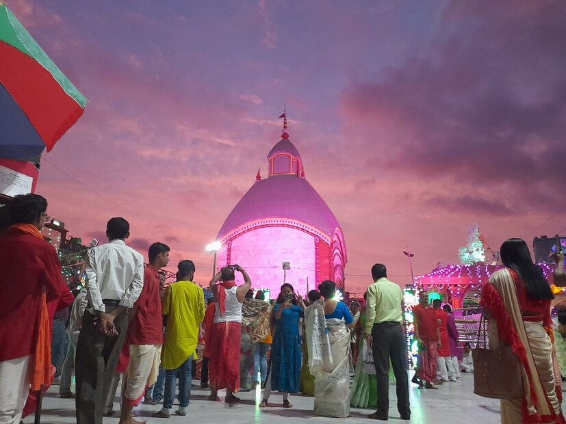 তারা মায়ের এই আবির্ভাবের জন্যই তারাপীঠ এলাকায় কোনও দেবী মূর্তির পুজো করা হয় না! তবে তারাপীঠ এলাকার পার্শ্ববর্তী গ্রামে বিভিন্ন জায়গায় দেবী মূর্তির পুজো হয়ে থাকে।( লেখা ও ছবি: সৌভিক রায় )