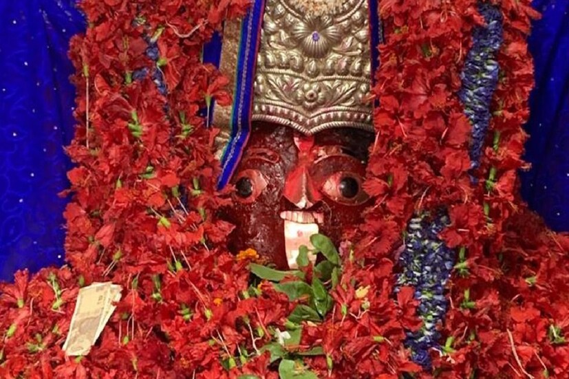 বীরভূম জেলাকে লালমাটির জেলা বলা হয়ে থাকে। আর এই বীরভূমের শান্তিনিকেতন বোলপুর থেকে মাত্র ৯ কিলোমিটার দুরে কোপাই নদীর তীরে অবস্থিত অন্যতম শক্তিপীঠ কঙ্কালীতলা।(লেখা ও ছবি:সৌভিক রায়) 