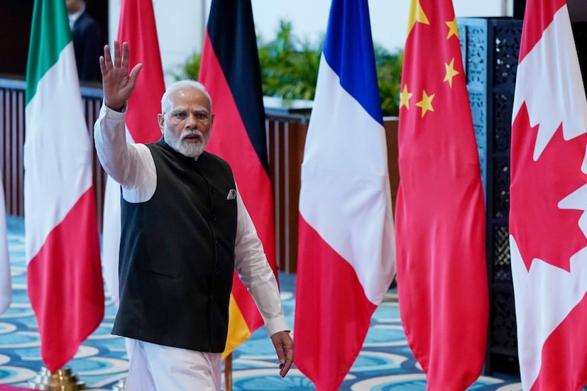 শুরু হতে চলেছে জি২০ বা গ্রুপ অফ টোয়েন্টি। জি২০ হল একটা আন্তঃসরকারি প্রতিষ্ঠান। ইউরোপীয় ইউনিয়ন (ইইউ) এবং ১৯টি দেশ মিলিয়ে গঠিত হয়েছে এই গ্রুপ অফ টোয়েন্টি। বিশ্বব্যাপী অর্থনৈতিক সঙ্কটের মুখে দাঁড়িয়ে ১৯৯৯ সালে প্রতিষ্ঠিত হয়েছিল জি২০। আর বিশ্বব্যাপী সেই আর্থিক সঙ্কটের মোকাবিলা করতে গুরুত্বপূর্ণ ভূমিকা পালন করেছিল এই প্রতিষ্ঠান। বিশ্বের বৃহত্তম অর্থনীতির বেশ কয়েকটি অর্থ মন্ত্রক এর অন্তর্ভুক্ত। যা বিশ্বব্যাপী জিডিপি-র প্রায় ৮০ শতাংশ, আন্তর্জাতিক বাণিজ্যের ৭৫ শতাংশ এবং বিশ্বের জনসংখ্যার দুই-তৃতীয়াংশ।