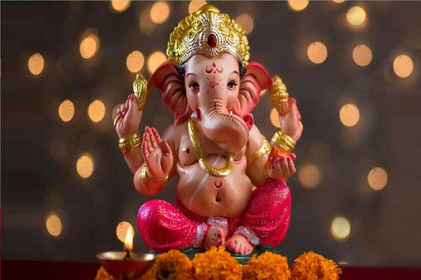 গণেশ চতুর্থীর দিন কেউ মাটির গণেশ, কেউ অন্য ধাতুর আবার কেউ সোনা-রূপার ঘরে নিয়ে আসেন। কিন্তু জানেন  কি যে এই সমস্ত গণপতি ছাড়াও জ্যোতিষশাস্ত্র অনুসারে বাড়িতে একটি বিশেষ ধরনের ধাতুর গণেশ স্থাপন করলে সবচেয়ে ভাল ফল পাওয়া যায়।(প্রতীকী ছবি)