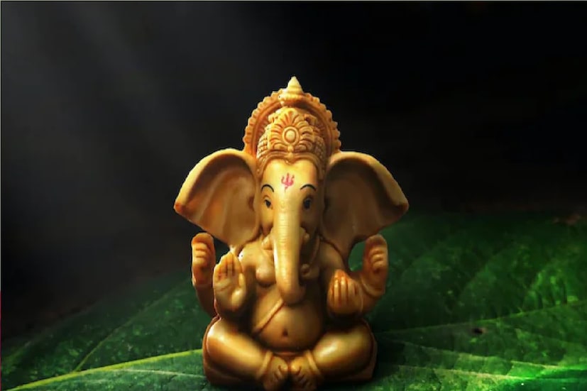 বাড়িতে গণেশের মূর্তি উত্তর পূর্বের কোণা রাখা সব থেকে শুভ বলেই মনে করা হয়। এই জায়গায় সিদ্ধিদাতা গণেশের মূর্তি রাখলে বাড়িতে ফিরবে সুখ সমৃদ্ধি৷