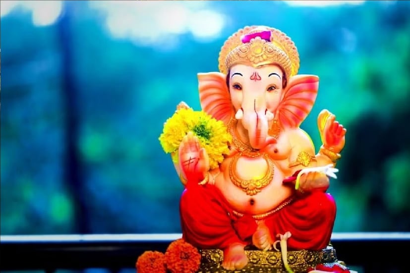 ভাদ্র মাসের শুক্লপক্ষের চতুর্থী তিথি। মাতা পার্বতীর কৈলাসগৃহ পূর্ণ হয়েছিল আনন্দে, পুত্রপ্রাপ্তিতে, তাঁর ক্রোড়ে অধিষ্ঠান করেছিলেন শ্রীগণেশ। এই পুণ্য তিথিটিকেই আমরা উদযাপন করি গণেশ চতুর্থী নামে। গণপতি বাপ্পার জন্মোৎসব চলে ১০ দিন ধরে। 