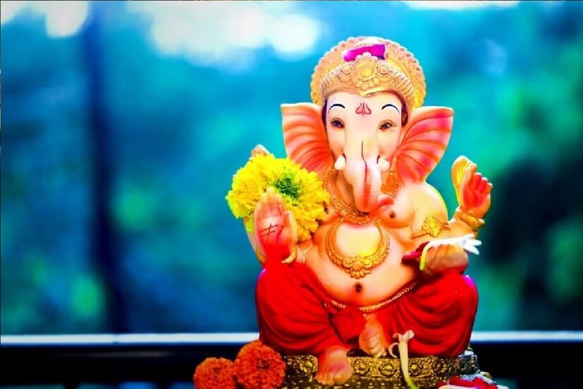 আচারিক জ্যোতিষী এবং ভাগবত আচার্য পন্ডিত রমেশ চন্দ্র শাস্ত্রী জানিয়েছেন, ধাতুর তৈরি গণপতি সবচেয়ে শুভ৷ এদিন ধাতুর তৈরি গণেশ বাড়িতে এলে পুজো করলে দূর হবে অভাব-অনটন৷ রাতারাতি ধন-সম্পদ লাভ হবে৷ (প্রতীকী ছবি)