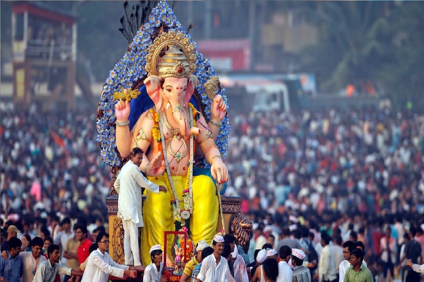 বাস্তুশাস্ত্র মতে কখনও এক জায়গায় তিনটি গণেশের মূর্তি রাখাতে নেই। তবে গণেশের মূর্তি এমন জায়গায় রাখা উচিৎ নয় যেখানে নোংরা আবর্জনা থাকে। এছাড়াও ঘরের দক্ষিণ দিকে মুখ করে গণেশের মূর্তি কখনই রাখা উচিৎ নয়।