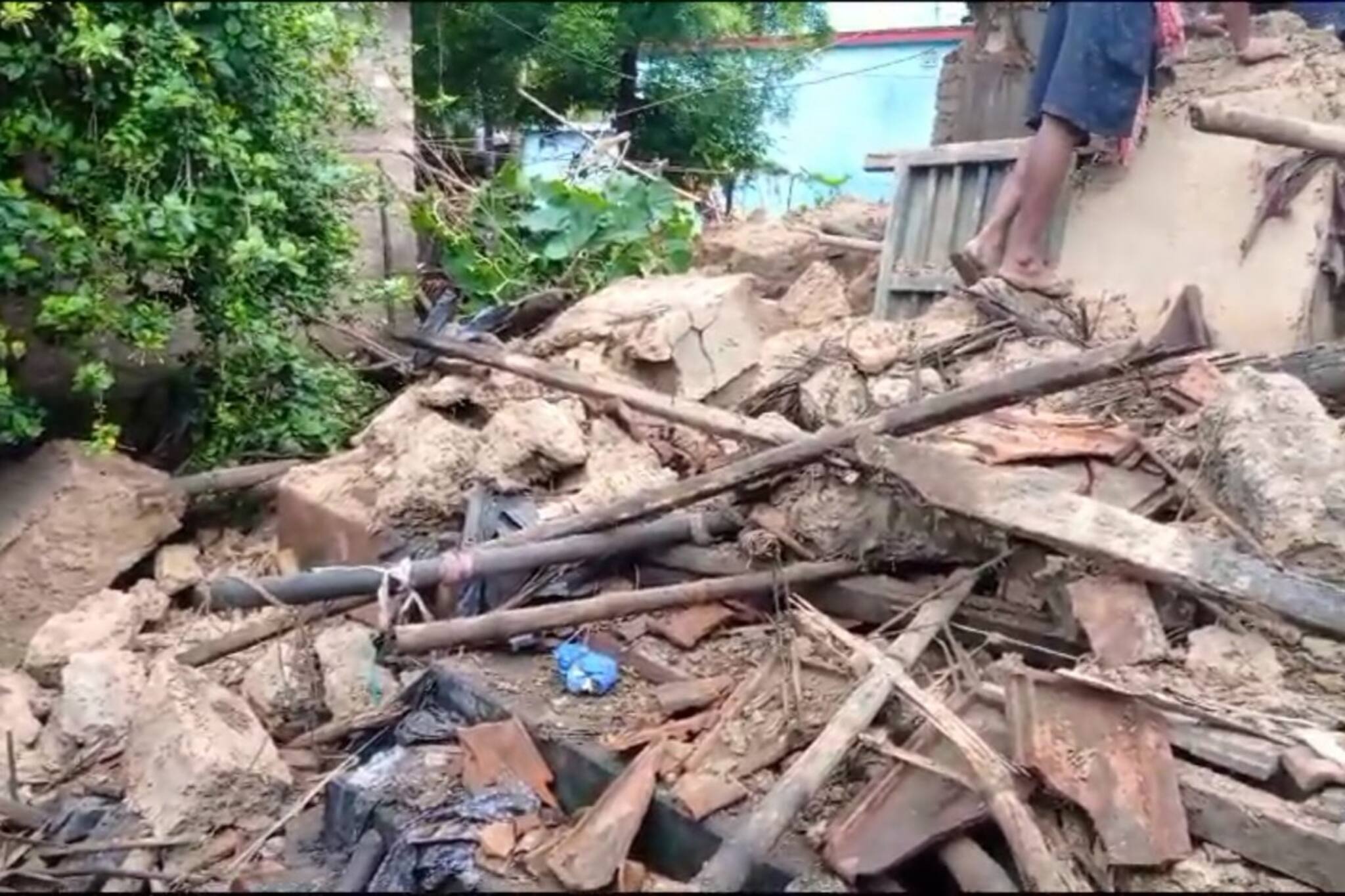চোখের সামনে মাটিতে মিশে গেল গোটা ঘর! ভয়ঙ্কর বিপদ থেকে গোটা বাঁচল পরিবার