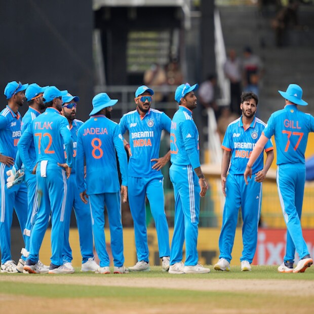 মেগা ফাইনালে ভারতের প্রথম একাদশ কী হবে তা নিয়ে জল্পনা রয়েছে ক্রিকেট প্রেমিদের মধ্যে। কারণ বাংলাদেশ ম্যাচে দলের ৫ ক্রিকেটারকে বিশ্রাম দেওয়া হয়েছিল। ফলে ফাইনালে তারে দলে ফিরবেন তা নিয়ে কোনও সন্দেহ নেই।