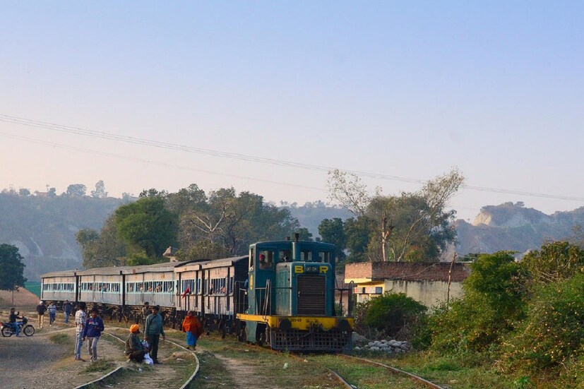 ভারতীয় রেলওয়ে (Indian railways) ভারতে যাতায়াতের একটি প্রধান মাধ্যম। ট্রেনের কারণেই অনেক মানুষ একসঙ্গে অনেক দূরত্ব অতিক্রম করতে সক্ষম হয়। ট্রেনে করে ভ্রমণ করা সুবিধাজনক এবং আরামদায়ক হয়। বিভিন্ন গ্রাম ও শহরের মধ্যে ছড়িয়ে থাকা রেল লাইনের উপর দিয়ে চলা ট্রেন ভারত ও ভারতের মানুষদের জীবনের একটি গুরুত্বপূর্ণ অংশ।