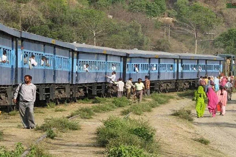 ভারতীয় রেল (Indian railways) বিশ্বের চতুর্থ বৃহত্তম রেলওয়ে নেটওয়ার্ক। ভারতে ১৯ শতকে প্রথম ট্রেনটি চালু হয়েছিল। ভারতীয় রেলের এই নেটওয়ার্কটি প্রায় ১,১৫,০০০ কিমি এরিয়া জুড়ে বিস্তৃত রয়েছে এবং এই রেলওয়ে নেটওয়ার্কে প্রায় ৭৩৪৯ টি স্টেশন রয়েছে। এই স্টেশন গুলি থেকে প্রায় ২০০০০ এর বেশি যাত্রীবাহী ট্রেন ও ৭০০০ এর বেশি পণ্যবাহী ট্রেন চলাচল করে। 