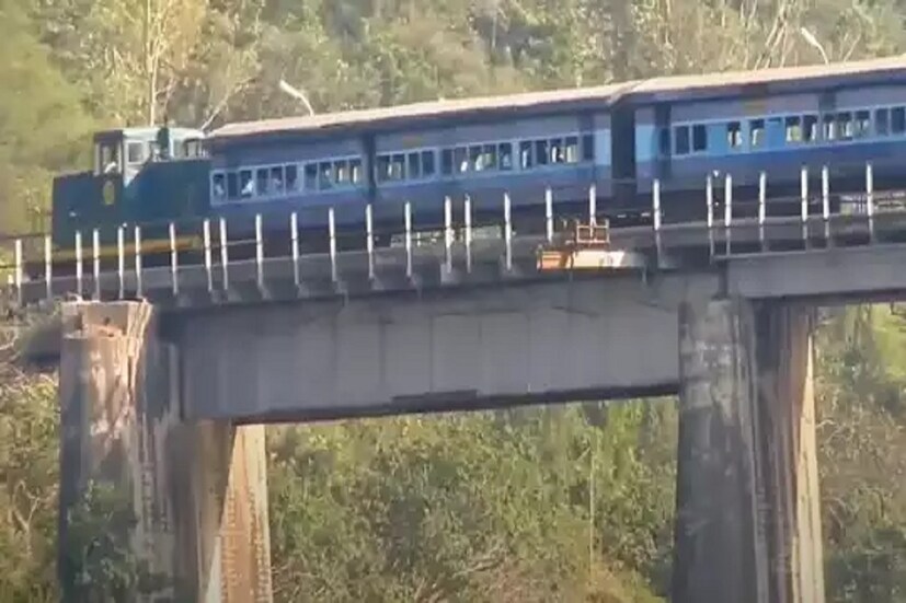 ভারতীয় রেলওয়েতে এমন একটি ট্রেন রয়েছে যেটায় যাত্রা করতে চাইলে আপনাকে এক টাকাও খরচ করতে হয় না। এই ট্রেনটি গত ৭৪ বছর ধরে যাত্রীদের বিনামূল্যে যাত্রা করাচ্ছে। এই ট্রেনটির নাম হল ভাঙরা নাঙ্গাল ও এই ট্রেনটি পাঞ্জাল-হিমাচল সীমার মধ্যে চলাচল করে। 