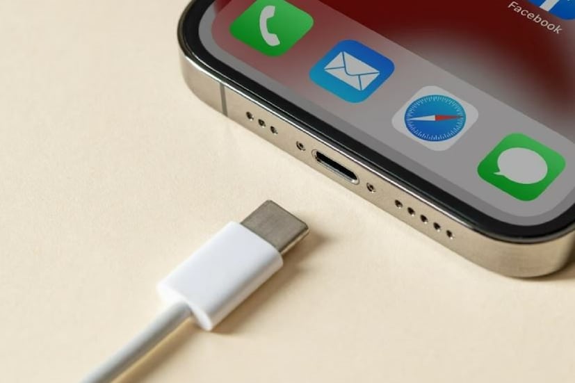 ইউরোপিয়ান ইউনিয়নের নীতি মেনে নতুন iPhone 15 সিরিজে USB C চার্জিং পোর্ট এনেছে Apple। জানা গিয়েছে, Apple এবার সমস্ত বাজারে USB-C iPhone বিক্রি করতে চলেছে৷ এদিকে আগেই জানা গিয়েছিল যে, USB C পোর্ট ব্যবহার করলেই যে তাতে iPhone-গুলি দ্রুত চার্জ হবে, এমন নয়। তবে এই পরিবর্তনের কিছু কিছু সুবিধা অবশ্যই পাওয়া যাবে।