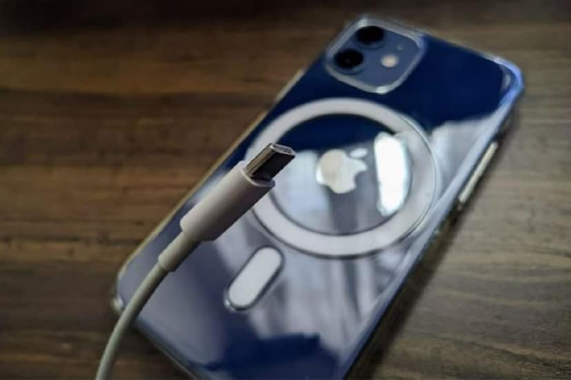 সম্প্রতি জানানো হয়েছে, iPhone 15 সিরিজের মডেলের USB C পোর্টগুলির সাহায্যে AirPods এবং Apple Watch-ও চার্জ করা যেতে পারে। এটি তার-সহ করা যাবে। যেমন USB-C পোর্ট-যুক্ত iPad-গুলিতে পাওয়া যেতে।