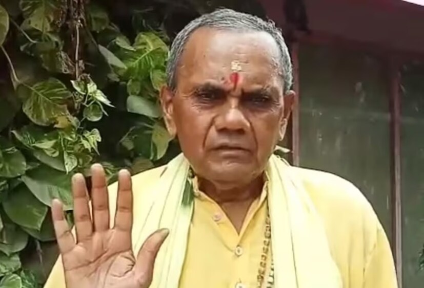 শেষ পর্যন্ত তিনি ২০০৫ সালেই তিনি পদত্যাগ করেন। সেই সময় তাঁর অবসর গ্রহণের আরও ২ বছর বাকি ছিল। কিন্তু স্বেচ্ছাবসর নেন তিনি। ১৯৭১ ব্যাচের IPS অফিসার দেবেন্দ্র কিশোর পান্ডা আদতে ওড়িশার বাসিন্দা। হঠাৎই তিনি নিজেকে রাধিকা ভাবতে শুরু করেছিলেন। সম্ভবত সেই কারণেই চাকরিও ছেড়ে দেন তিনি। কিন্তু এখন তিনি আর সেই ভাবস্বরূপিণী রূপে নেই। তিনি আবার পুরুষ রূপেই ফিরেছেন। গ্রহণ করেছেন কৃষ্ণানন্দ নাম। 