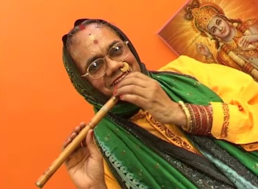 দেবেন্দ্র দাবি করেছিলেন, ভগবান শ্রীকৃষ্ণ স্বয়ং তাঁর স্বপ্নে আবির্ভূত হয়েছেন। সেখানেই জানিয়ে গিয়েছেন তিনি শ্রীকৃষ্ণের সখী। মনে করা হয়, বহু বছর ধরেই দেবেন্দ্র গোপনে সাজগোজ করতেন। তারপর একদিন হঠাৎ-ই ষোড়শ শৃঙ্গার করে কাজে যোগ দেন। তখন সবাই জানতে পারেন তাঁর এই রূপের কথা। ইউনিফর্মে থাকলেও তাঁর সাজগোজের কারণে অনেক সময়ই অন্য পুলিশ আধিকারিকরা অস্বস্তিতে পড়েছেন। দেবেন্দ্রর বিরুদ্ধে অভিযোগও হয়েছে।