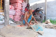 প্লাস্টিকের দাপটে জীবিকা সঙ্কটে চট শিল্পের কারিগররা