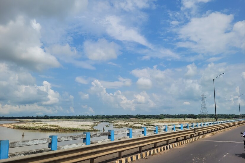 বর্ষার শেষে নীলাকাশে পেঁজা তুলোর মতো মেঘ আর সারি সারি কাশবন জানান দেয় দেবী মহামায়ার আগমনী। সামনেই দুর্গা পুজো!